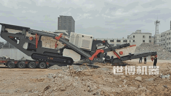 移动履带破碎站从板车上开下来 移动履带破碎站从板车上开下来